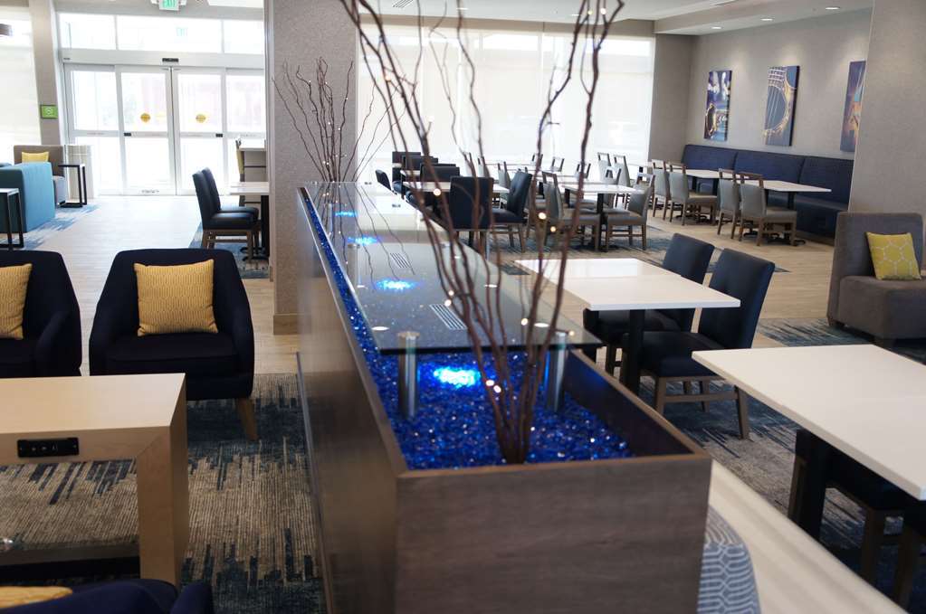 La Quinta Inn & Suites By Wyndham Kansas City Beacon Hill Restoran gambar