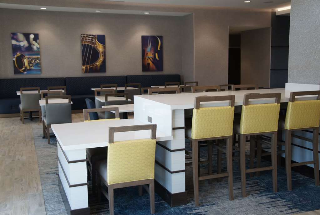 La Quinta Inn & Suites By Wyndham Kansas City Beacon Hill Restoran gambar